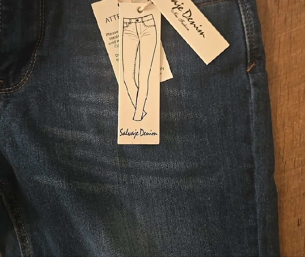 2/10$  Blue Distressed Ankle Jeans with pearls - Picture 2 of 3